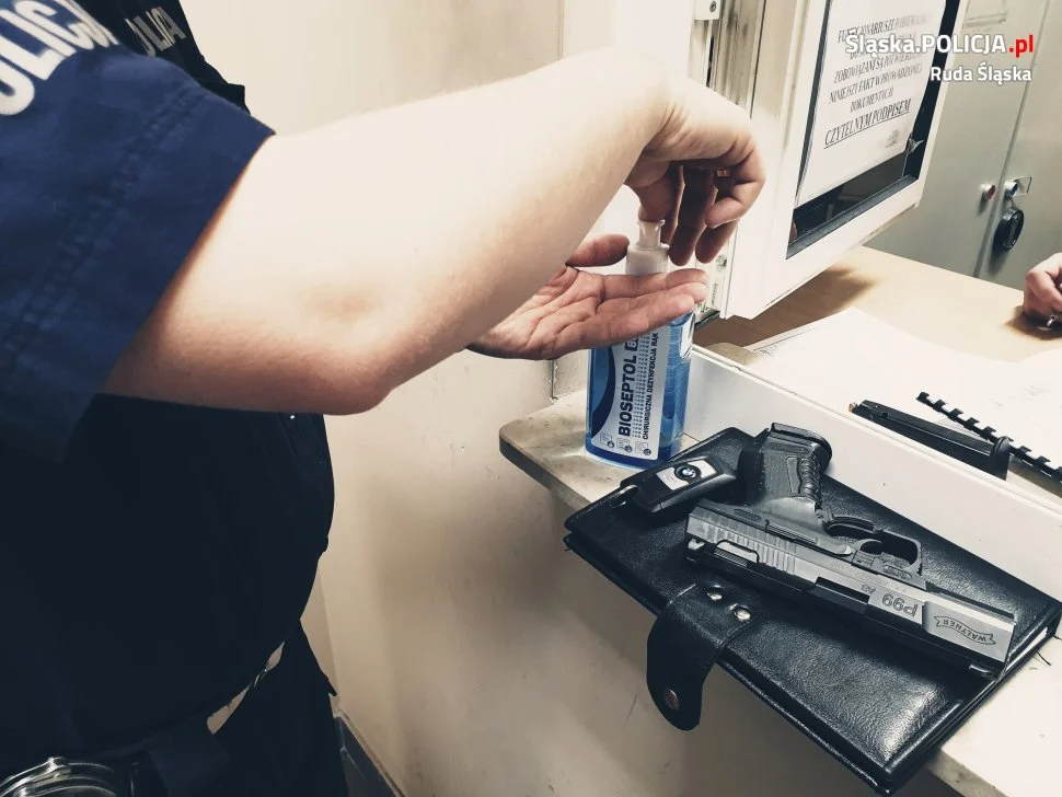 Środki ochrony osobistej na bieżąco trafiają do rudzkich policjantów