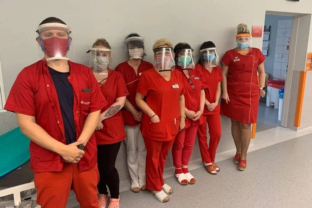 "Śląsk drukuje dla medyków w koronie". 20 przyłbic trafiło do rudzkiego szpitala