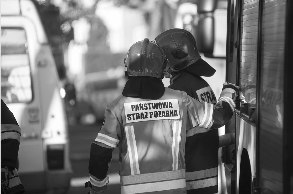 Zwarcie instalacji elektrycznej w jednym z orzeskich mieszkań. Ewakuowano 12 osób