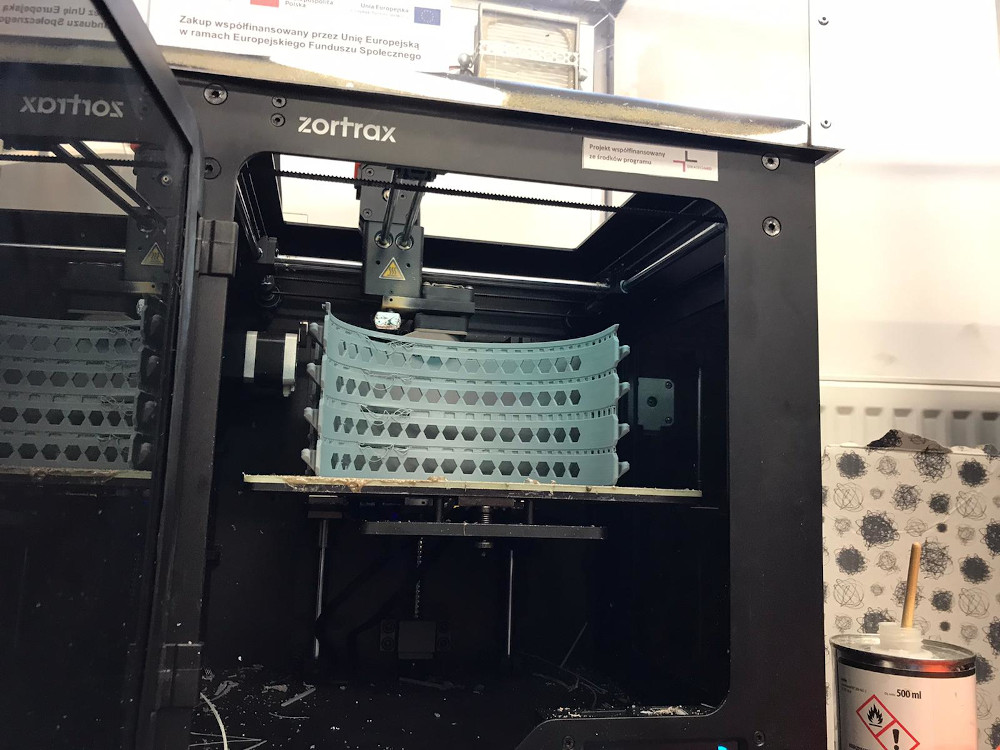 Politechnika Śląska drukuje przyłbice ochronne dla lekarzy