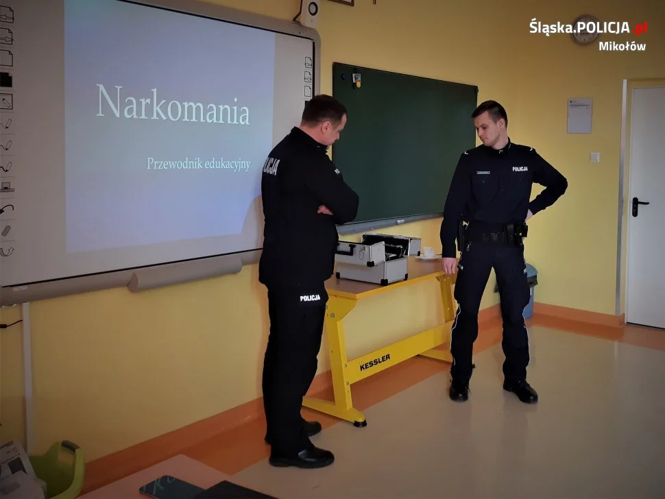 Lekcja o narkotykach z nauczycielami