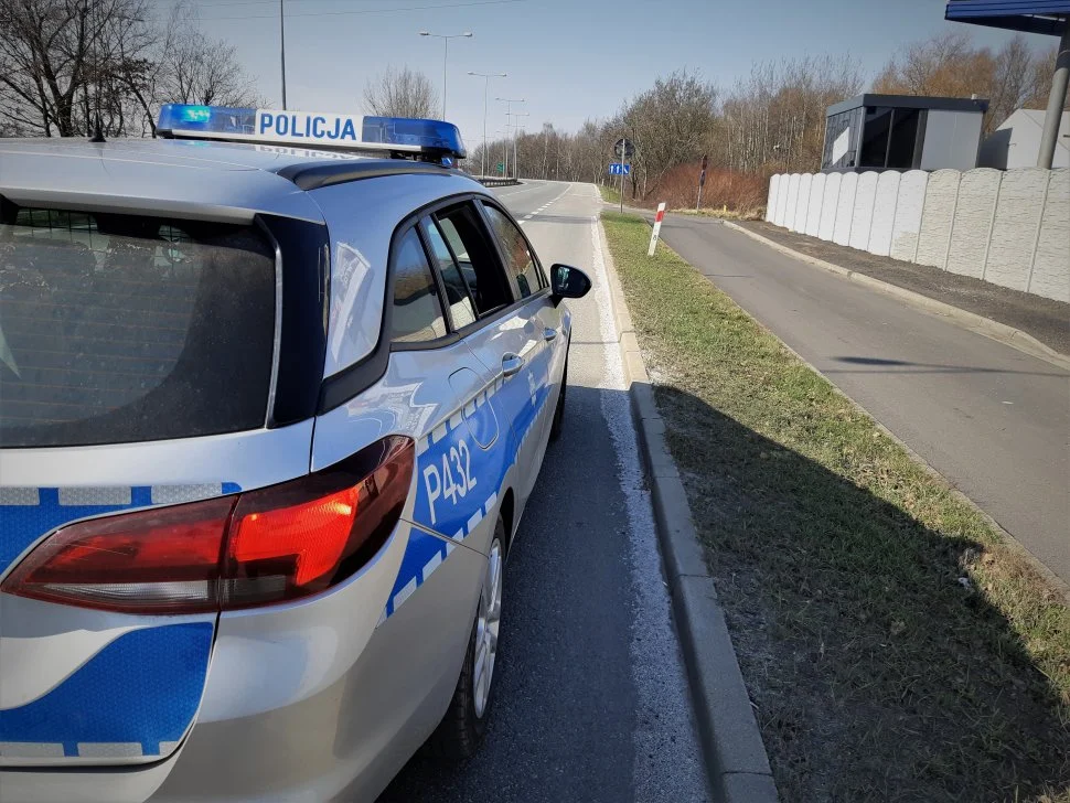 34-latka mając ponad 4 promile leżała na poboczu DK 81, obok stał jej 6-letni syn