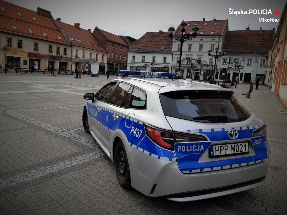 Policjanci apelują o unikanie skupisk ludzkich i pozostanie w domach