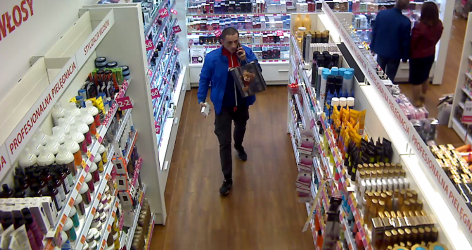 Ten mężczyzna jest podejrzewany o kradzież perfum w drogerii w Katowicach. Poznajesz go?