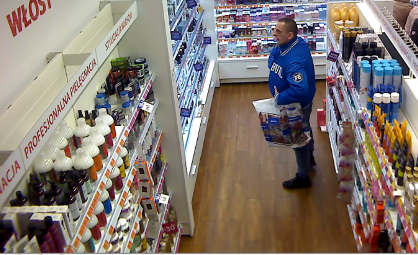 Ten mężczyzna jest podejrzewany o kradzież perfum w drogerii w Katowicach. Poznajesz go?