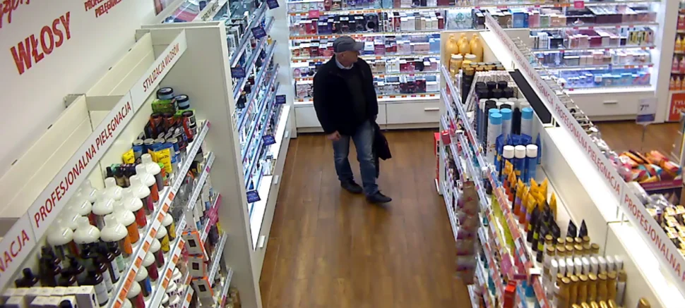 Ten mężczyzna podejrzewany jest o kradzież w drogerii. Rozpoznajesz go? Powiadom policję!