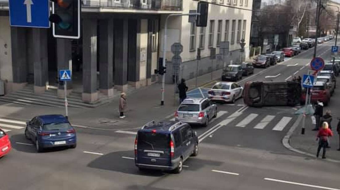 Utrudnienia na skrzyżowaniu Francuskiej i Wojewódzkiej - samochód wywrócił się na bok