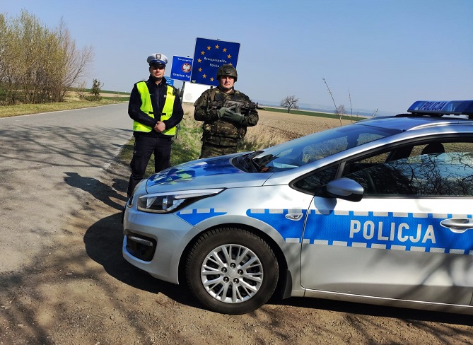 Katowiccy policjanci i żołnierze strzegą przejść granicznych