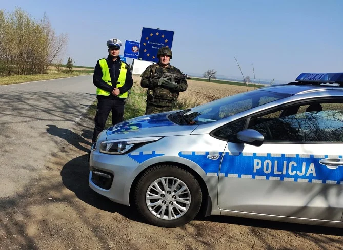 Katowiccy policjanci i żołnierze strzegą przejść granicznych