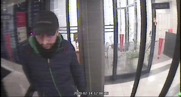 Wizerunek podejrzewanych o kradzież pieniędzy z samochodu. Rozpoznajesz ich?