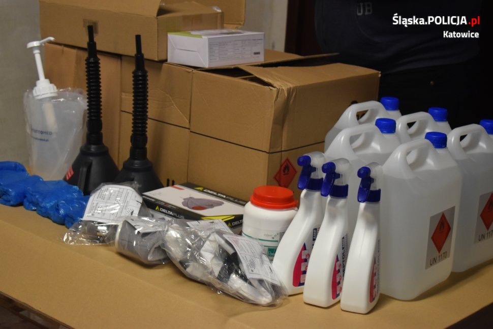 Środki ochrony sanitarnej na bieżąco trafiają do katowickich policjantów
