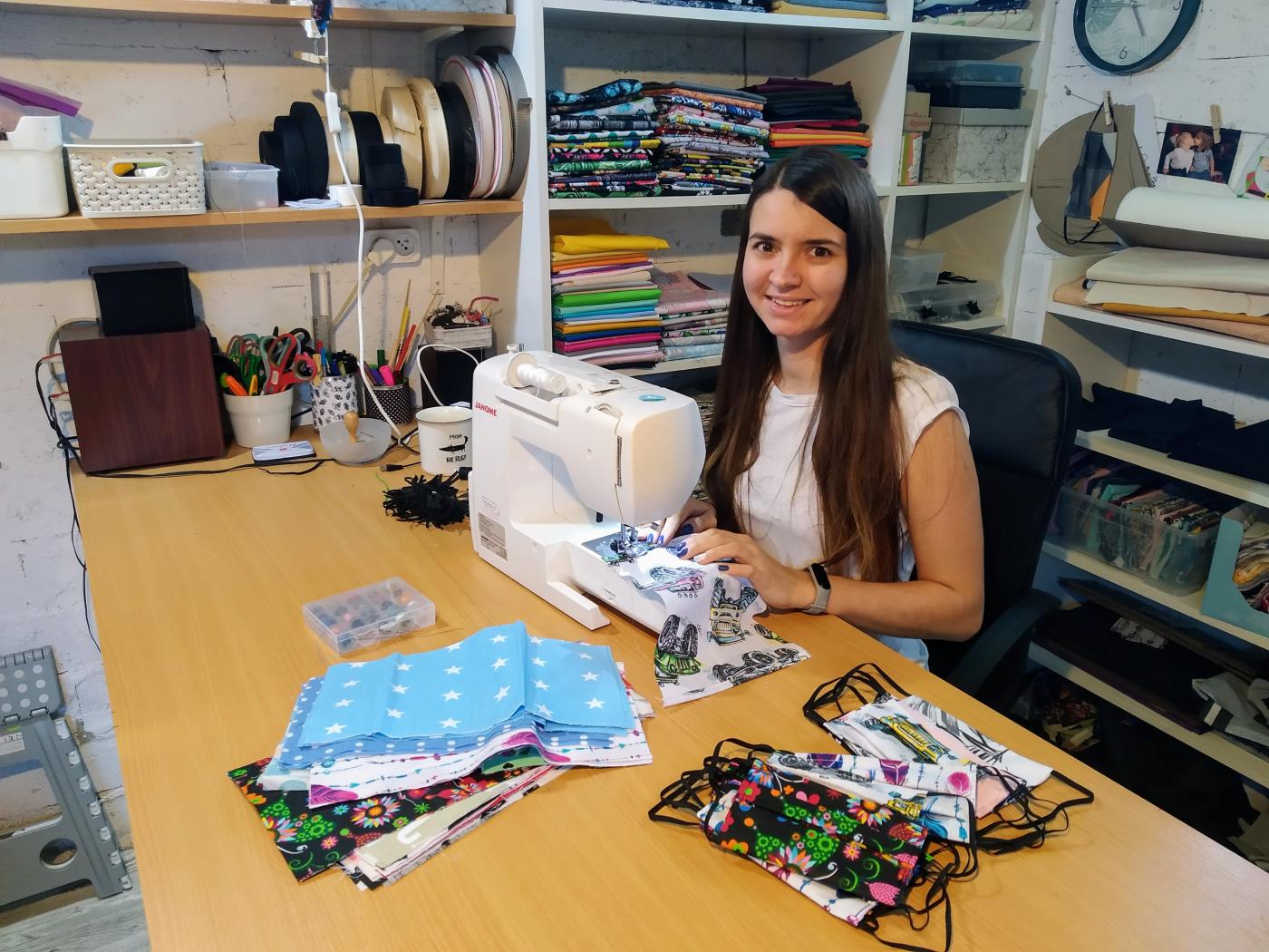 Zostają w domach i szyją maseczki dla medyków