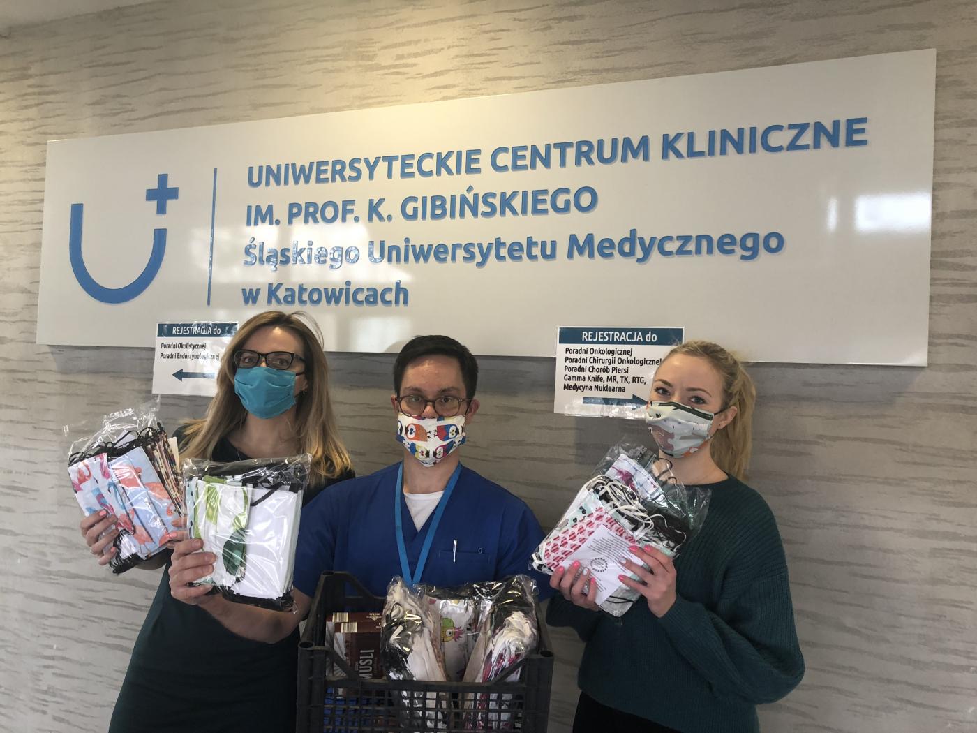 Zostają w domach i szyją maseczki dla medyków