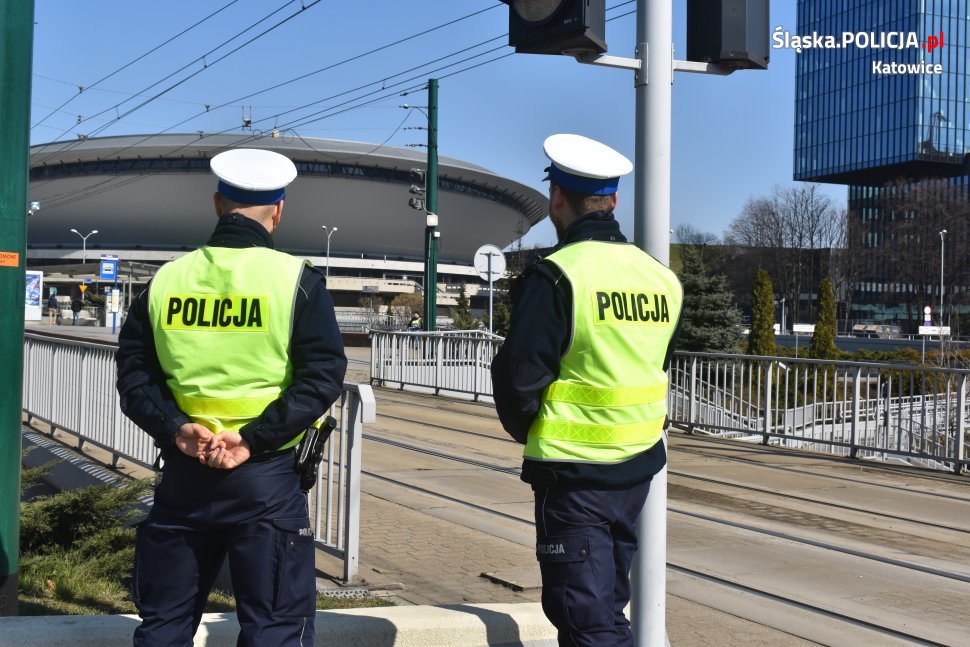 Katowiccy policjanci apelują do mieszkańców o pozostanie w domach
