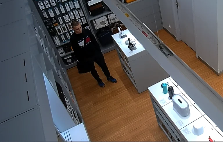 Podejrzany o kradzież słuchawek. Rozpoznajesz go?