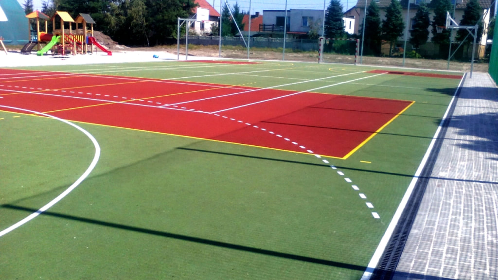 Na czym polega czyszczenie i dezynfekcja boisk sportowych?