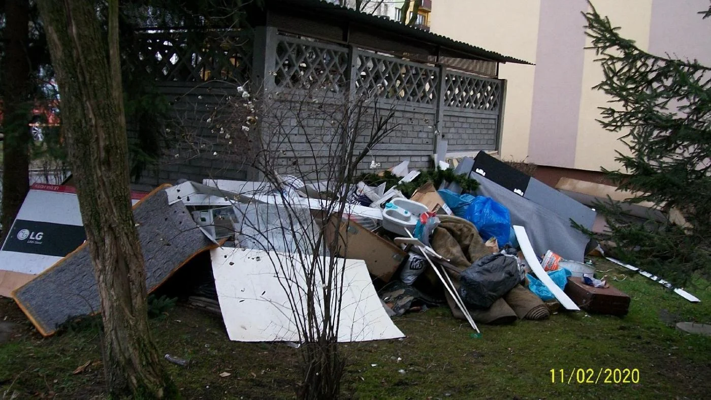 Zalegające odpady wielkogabarytowe przy ul. Wiśniowej. Biuro Ekologii apeluje