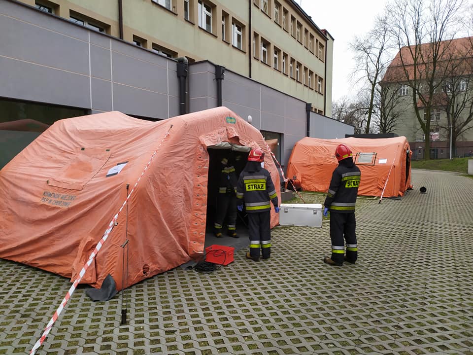 Przy Szpitalu Specjalistycznym stanęła mobilna izba przyjęć. Ćwiczenia PSP w Chorzowie