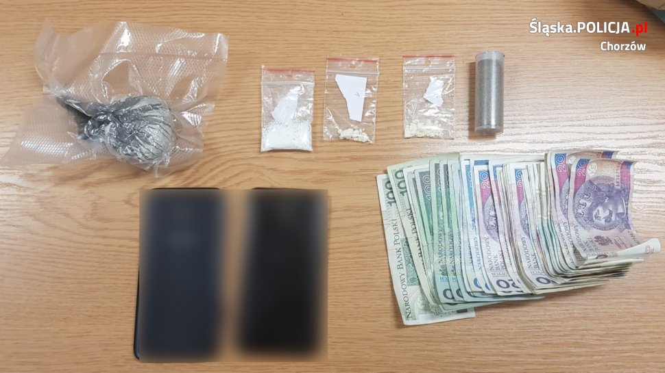 Prawie 1000 porcji dilerskich amfetaminy nie trafi na rynek. Policjanci zatrzymali 2 osoby