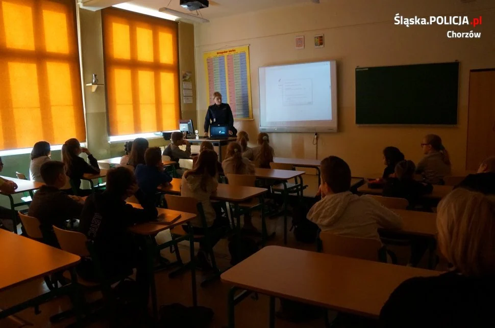 Mundurowi na prelekcji w SP nr 1 w Chorzowie
