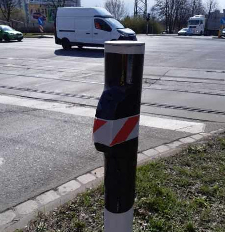 Zabezpieczone, oznakowane i wyłączone przyciski na przejściach dla pieszych