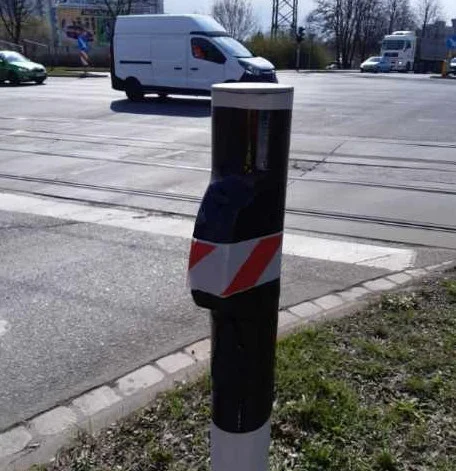 Zabezpieczone, oznakowane i wyłączone przyciski na przejściach dla pieszych