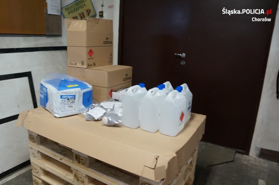 Środki ochrony osobistej na bieżąco trafiają do chorzowskich policjantów