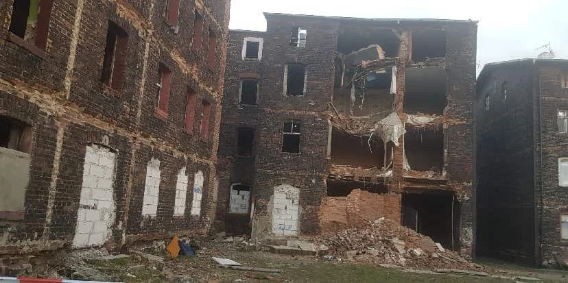 Zawalił się strop w kamienicy przy ul. Świdra - pustostan rozpada się coraz bardziej