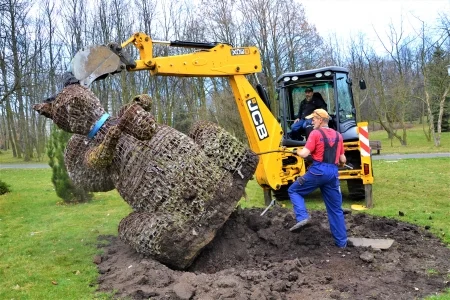 Rzeźba wiewiórki ustąpiła miejsca "Źrebakom" [WIDEO]