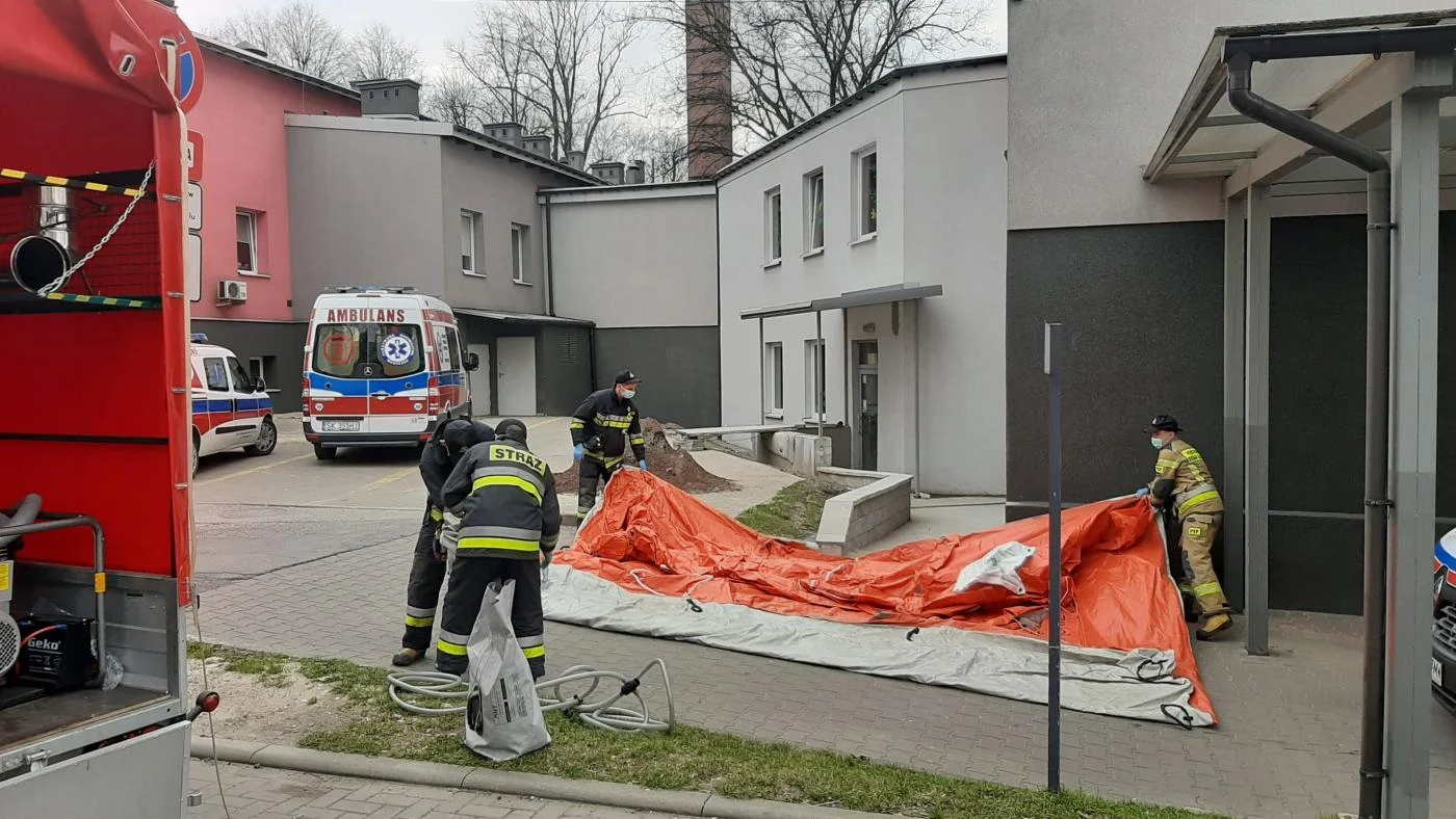 Zapobiegawczy namiot przed Szpitalem Powiatowym w Świętochłowicach