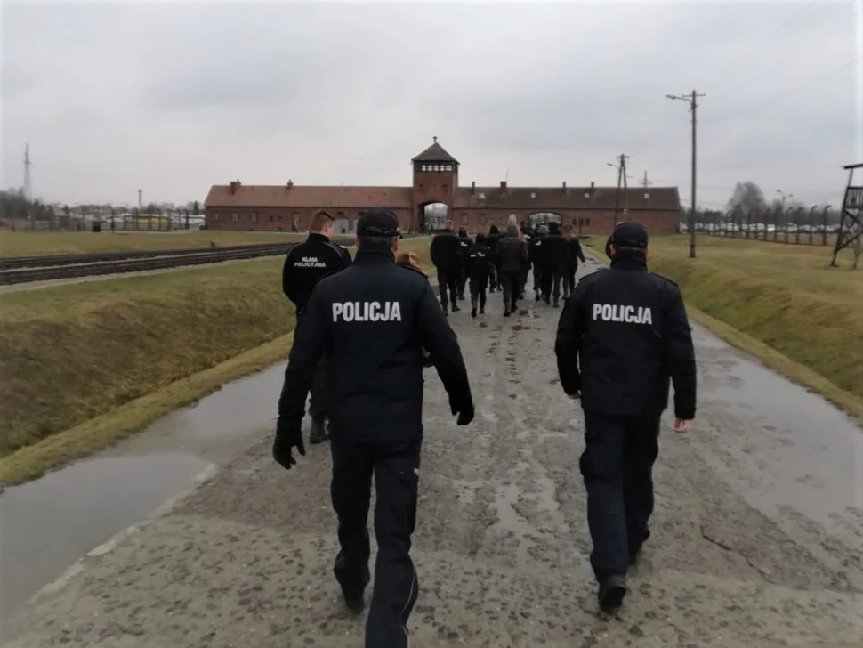 Policjanci i uczniowie w warsztatach "Przeciw mowie nienawiści"