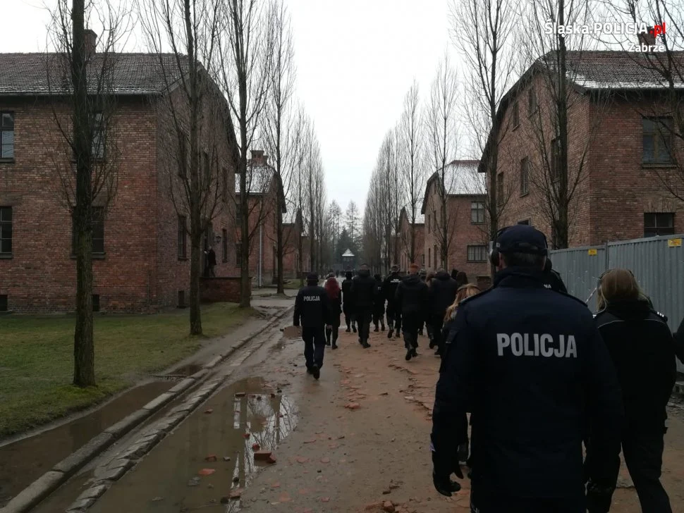 Policjanci i uczniowie w warsztatach "Przeciw mowie nienawiści"