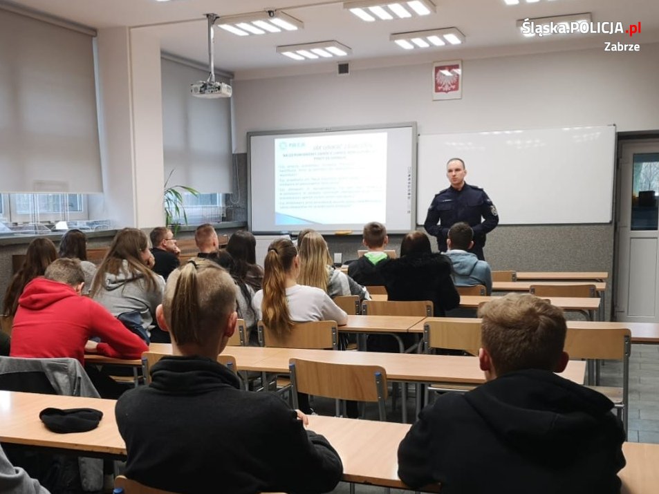 Policjanci rozmawiali z uczniami o handlu ludźmi