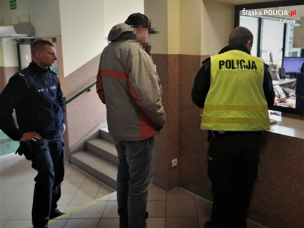 Policjanci po pościgu zatrzymali 45-latka. Nie miał uprawnień i był pod wpływem alkoholu