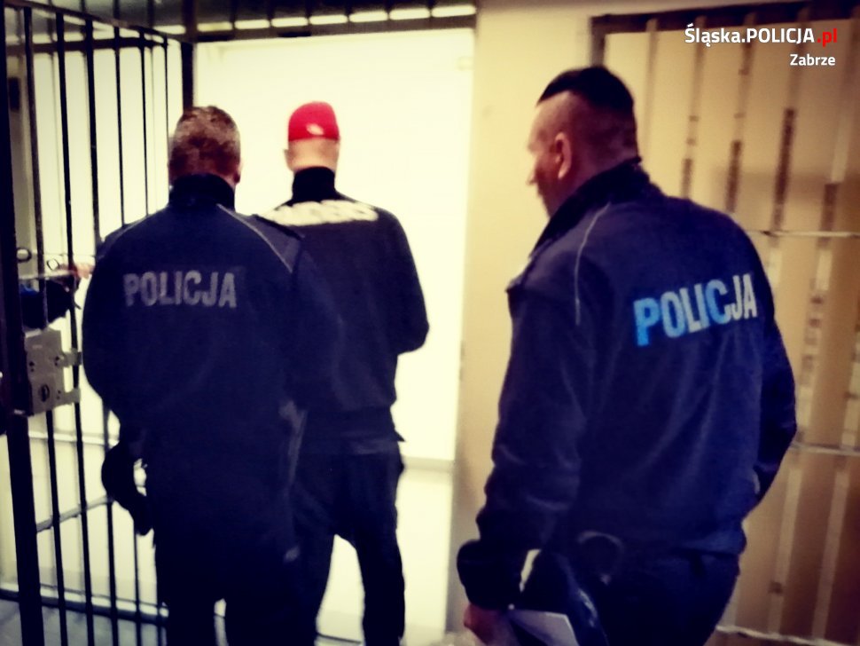 Bił i dusił swoją matkę żądając pieniędzy. 36-latek został tymczasowo aresztowany