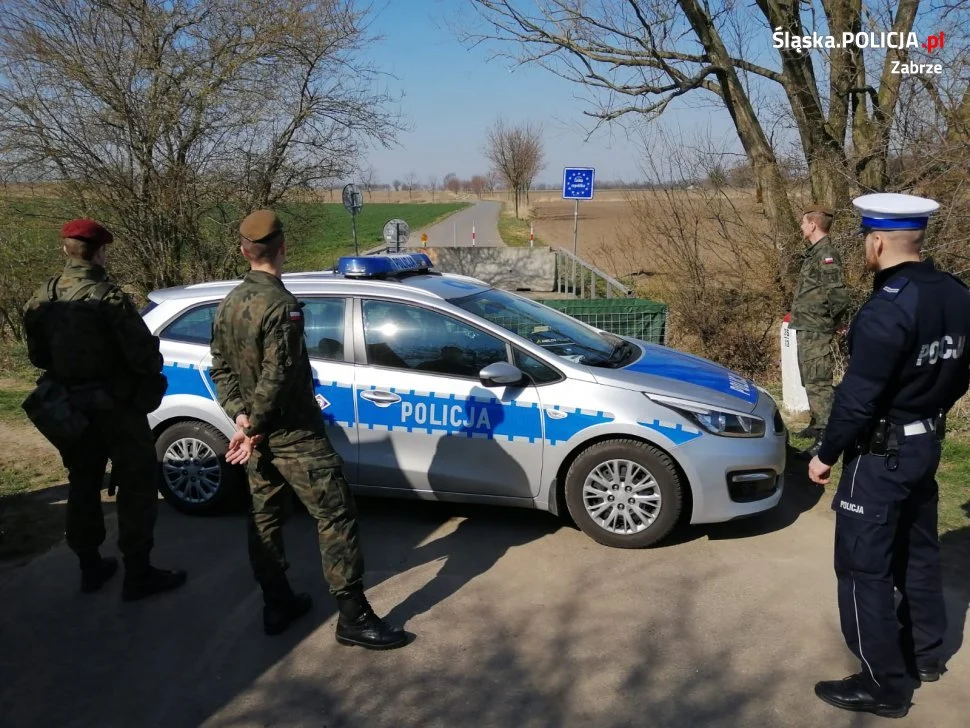 Zabrzańscy policjanci wspólnie z żołnierzami pilnują przejść granicznych