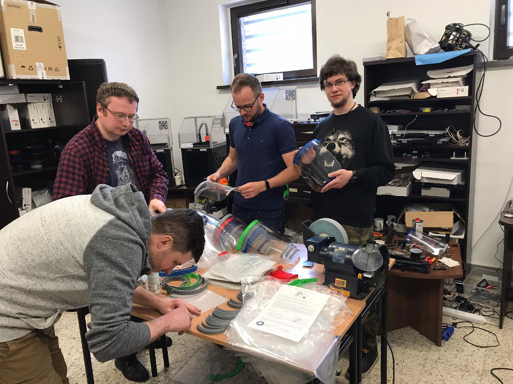 Politechnika Śląska drukuje przyłbice ochronne dla lekarzy