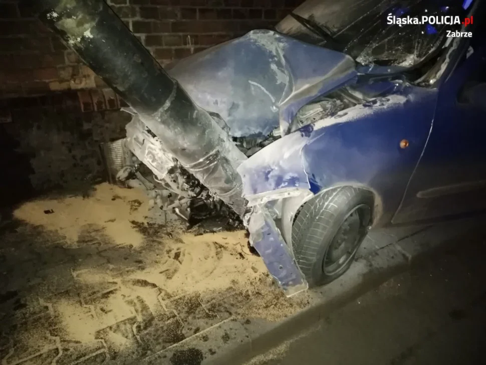 Nocny rajd fiatem seicento zakończył się dla nietrzeźwego 19-latka zderzeniem z latarnią