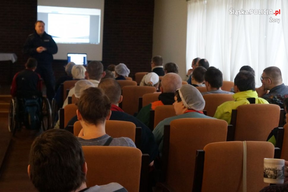 Policjanci o bezpieczeństwie w Internecie