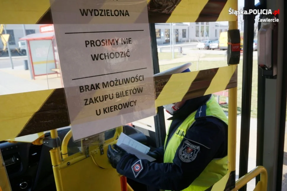 Żorscy policjanci egzekwują przestrzeganie nowych przepisów i ograniczeń