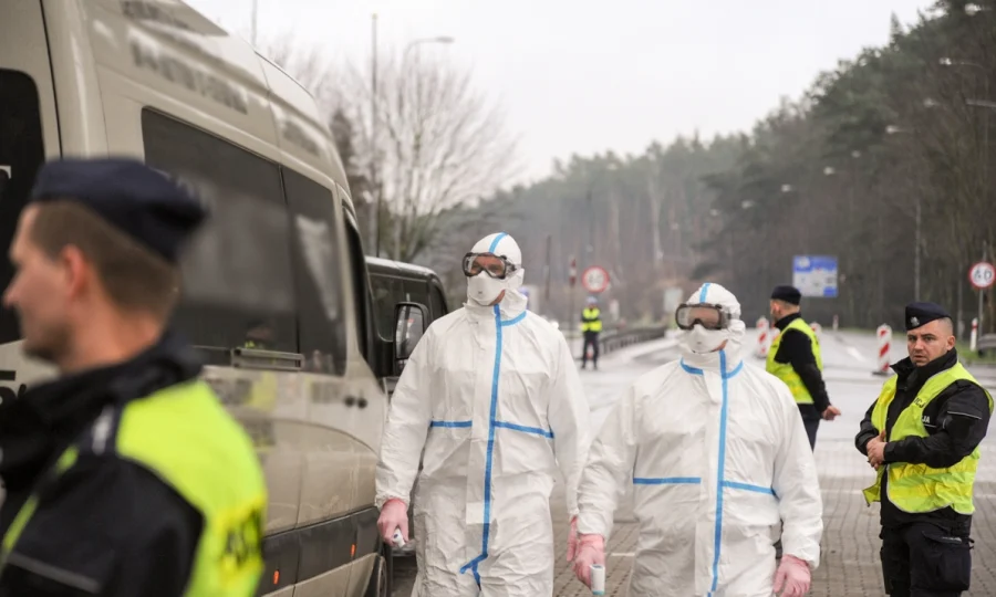 Policjanci wspierają w utrzymaniu kwarantanny