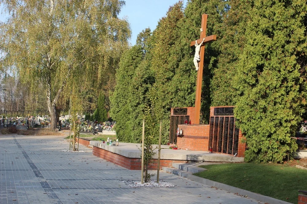 Ograniczenia dotyczące korzystania z terenów zielonych dotyczą także cmentarzy