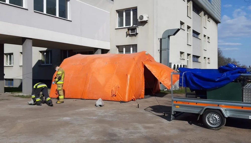 Ruda Śląska: przed szpitalem stanął namiot do triażu pacjentów