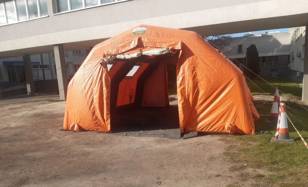 Ruda Śląska: przed szpitalem stanął namiot do triażu pacjentów