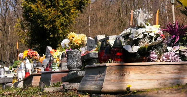 Cmentarze zamknięte przez koronawirus, a za wstęp mandat? Tylko w teorii