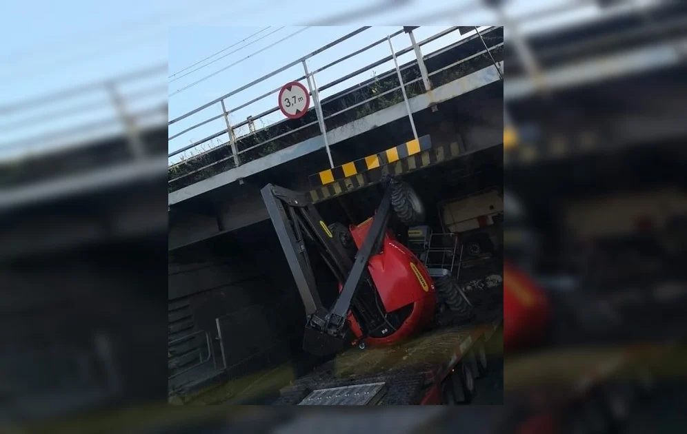 Ciężarówka nie "zmieściła" się pod wiaduktem w Chebziu
