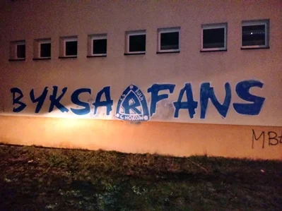 19-letni wandal z kolegą zniszczyli elewację budynku. Sprawcę zatrzymała Straż Miejska