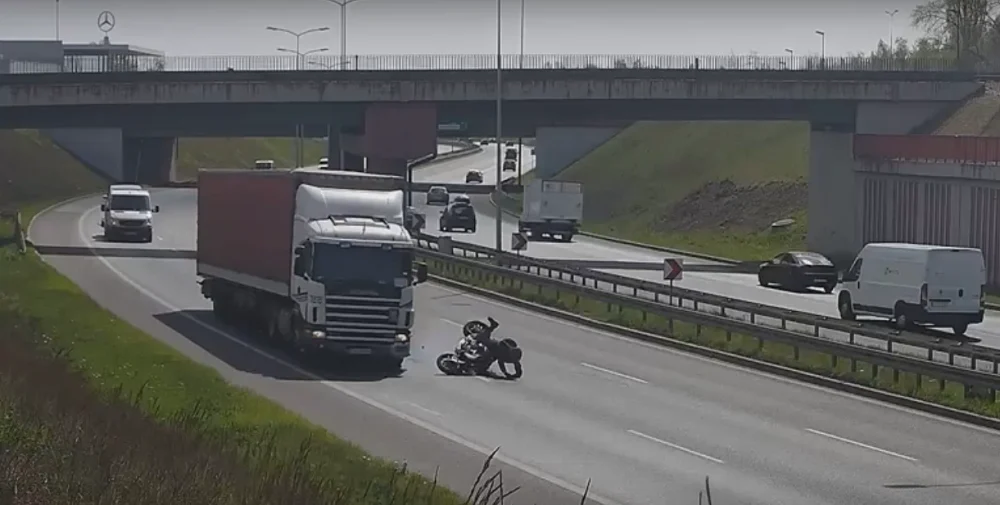 Motocyklista stracił panowanie nad maszyną na "zakręcie mistrzów"