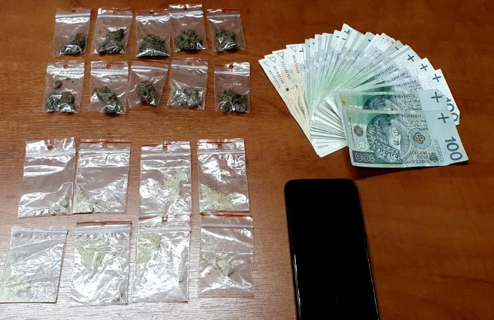 27-latek miał w plecaku marihuanę, tabletki ecstasy oraz znaczną ilość gotówki