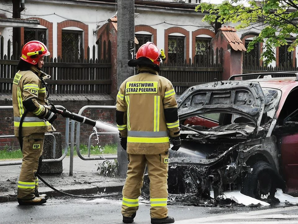 We wtorek w Bielszowicach na ulicy Edmunda Kokota zapalił się jadący samochód